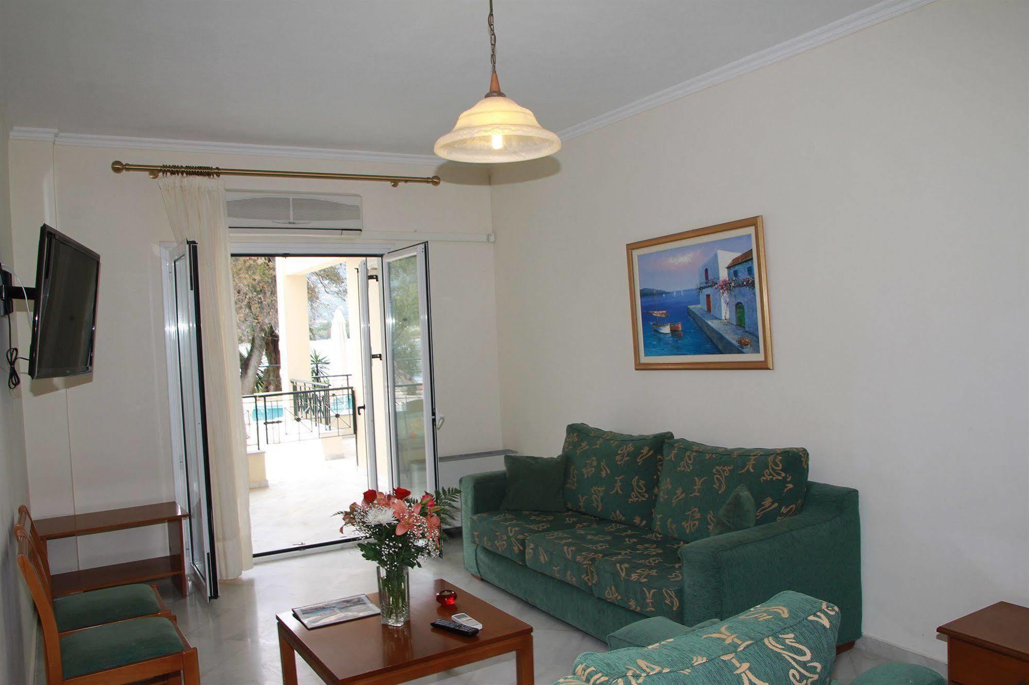 Saint Nicholas Hotel Guviá Kültér fotó